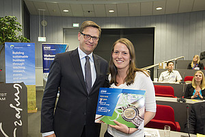 Jan van den Herik awarding the RSM KPMG master thesis award to Britt de Lang
