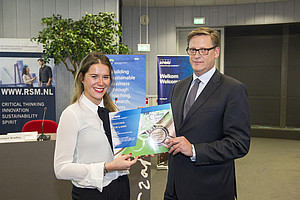Jan van den Herik awarding the RSM KPMG master thesis award to Sophie Gaarenstroom