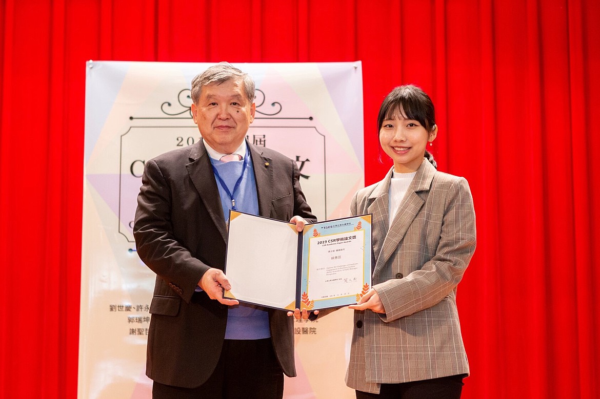 Heidi receiving an award for her thesis