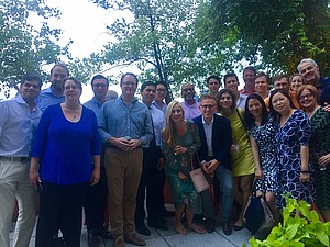 New York City alumni enjoying drinks with RSM dean Steef van de Velde