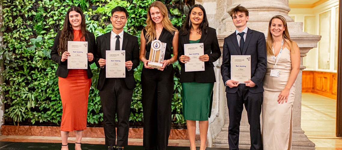 Sara Gárate Albertos, Andre Akaracharanya, Filippa Laurelii (Coach), Tanya Tomar, Benjamin Mayock, and Petra Jenei.