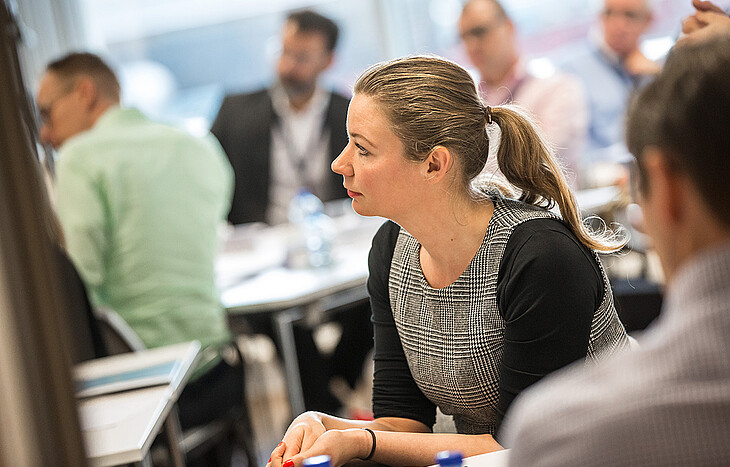 [Translate to Dutch:] Executive education student in class