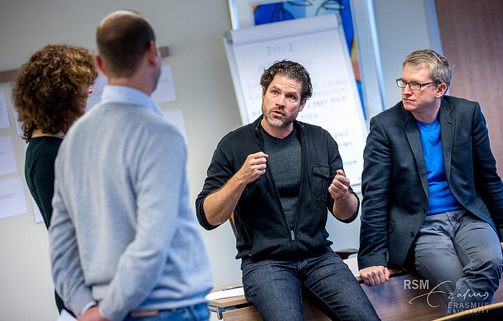 Mensen die in de klas met elkaar omgaan