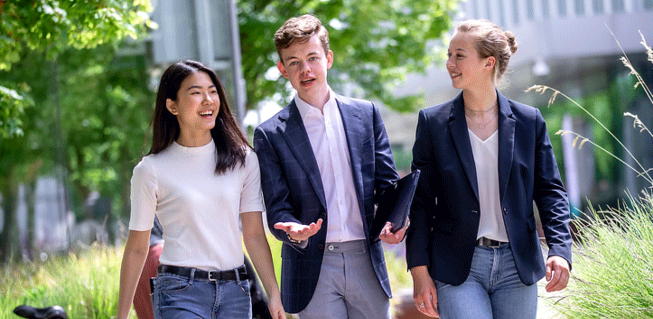 Image of students walking on the beautiful Erasmus University campus