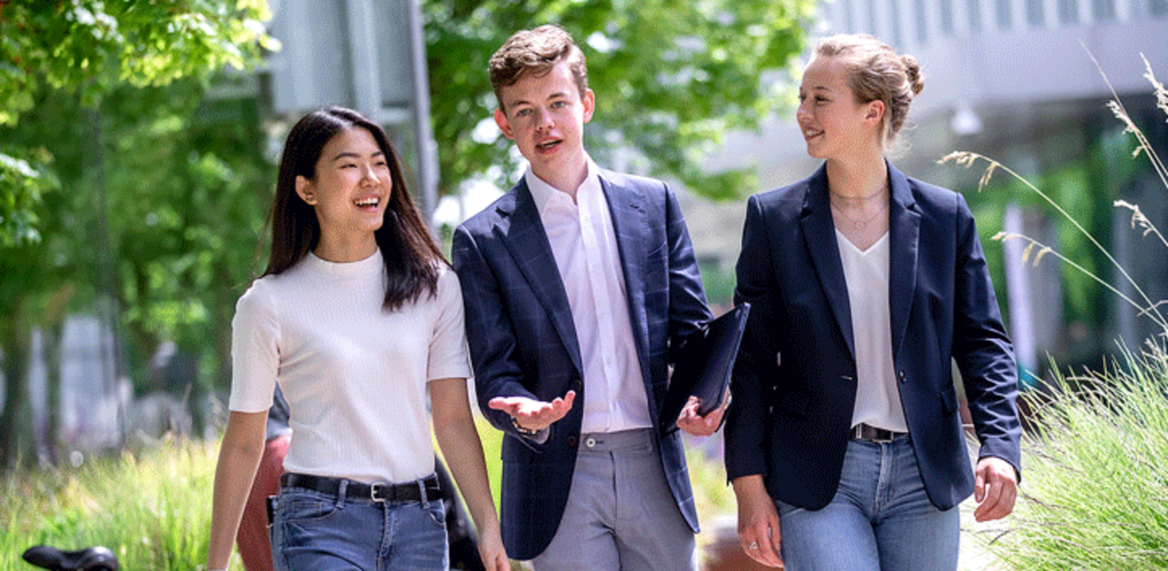 Image of students walking on the beautiful Erasmus University campus