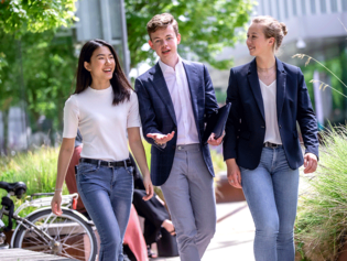 Image of students walking on the beautiful Erasmus University campus