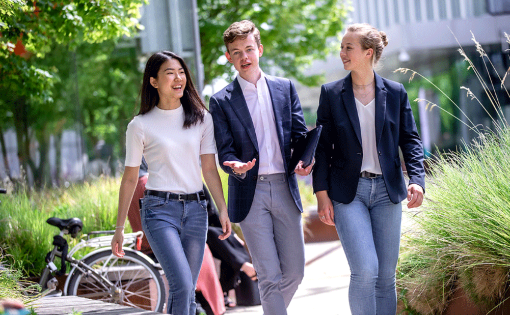 Image of students walking on the beautiful Erasmus University campus