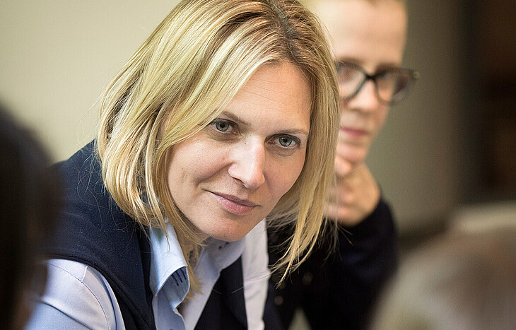 [Translate to Dutch:] Women working together.