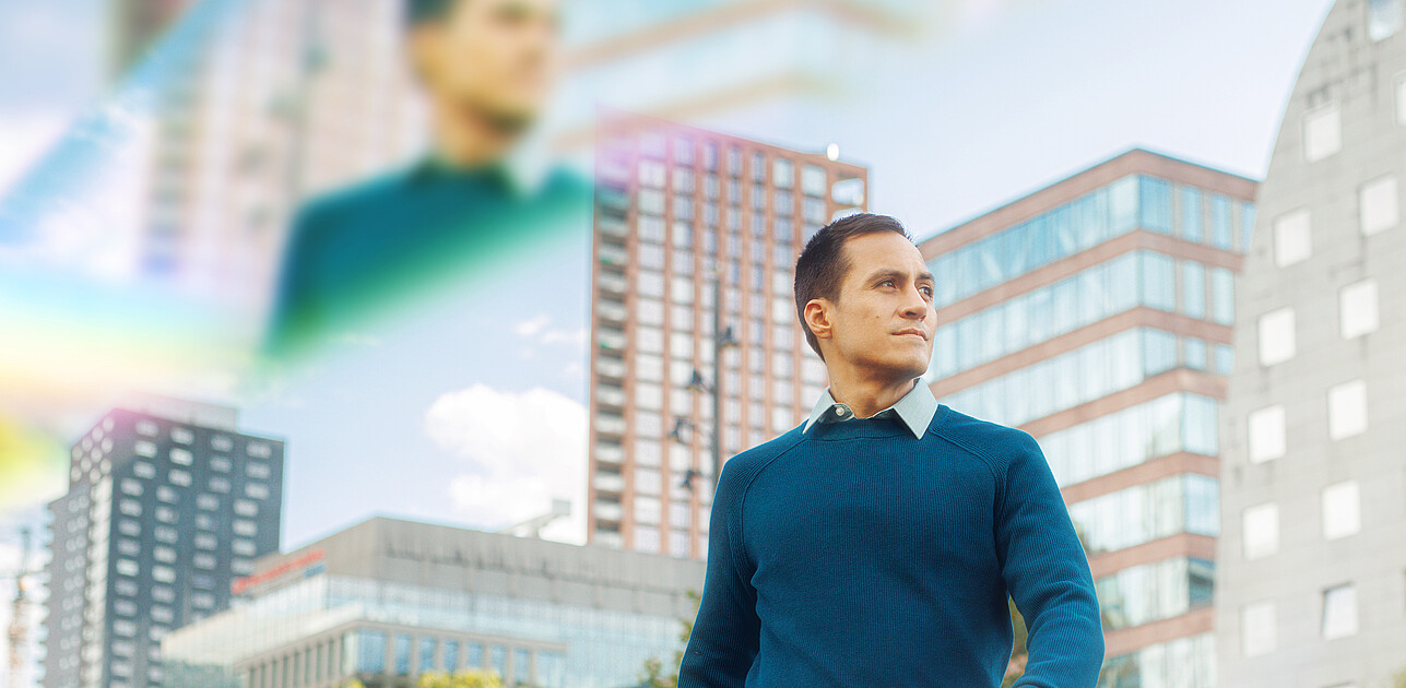 Een man in Rotterdam met prisma's om hem heen. 