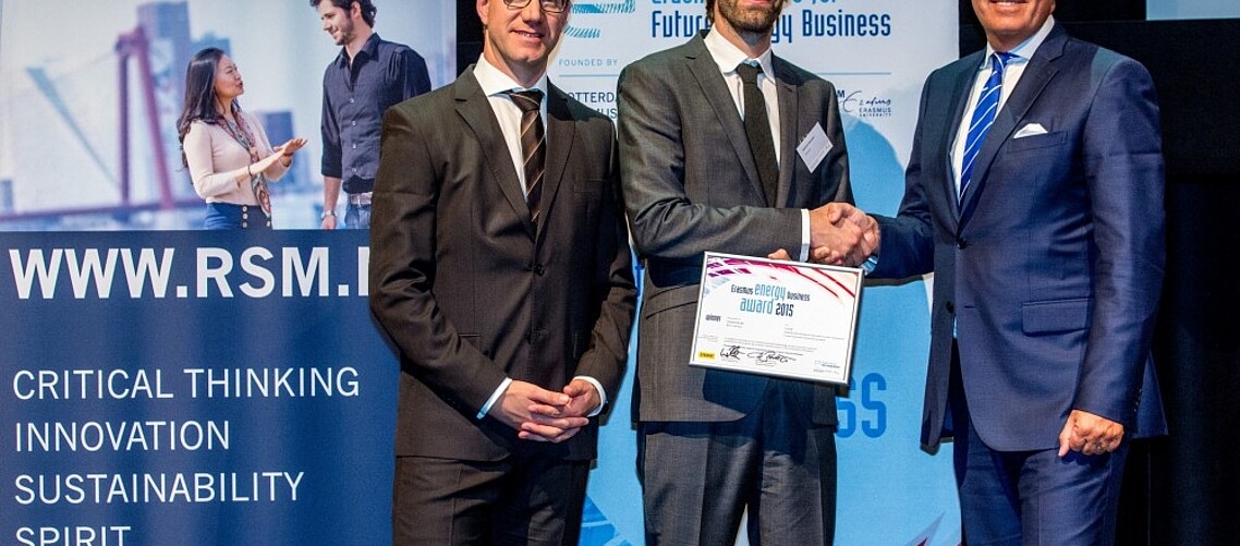 Last year&#039;s winner of the Erasmus Energy Award 2015, Solarkiosk&#039;s Sebastian Massmann, centre