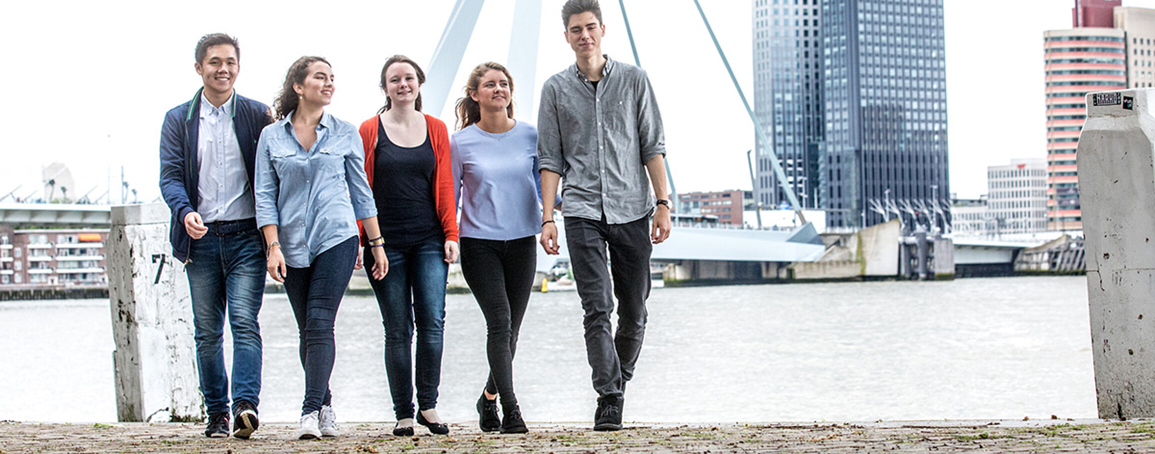 Students in front of the Erasmus bridge