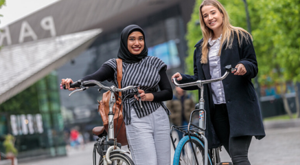 Master studenten op campus