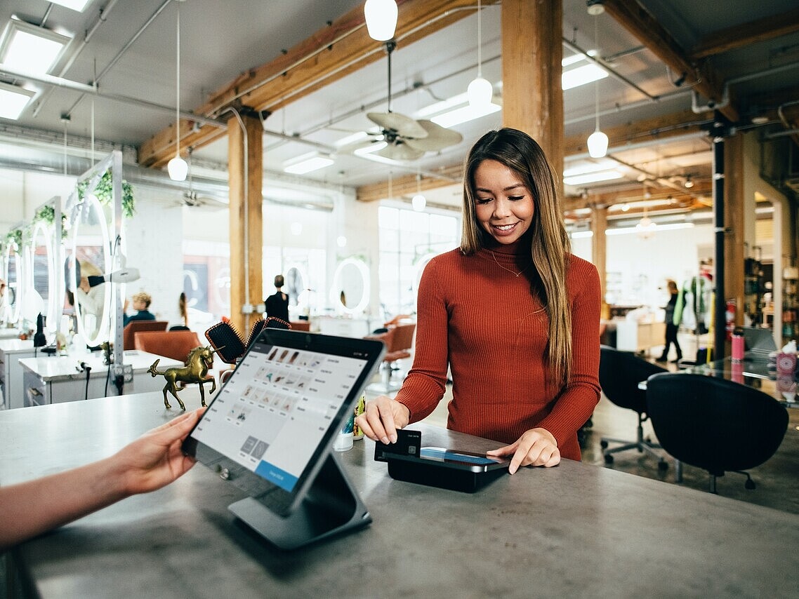 A women swiping her creditcard to buy something
