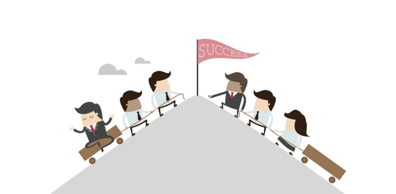 Pyramid illustration with two people on one side burdened by carrying a manager, and on the opposite side, two individuals being guided by a leader.