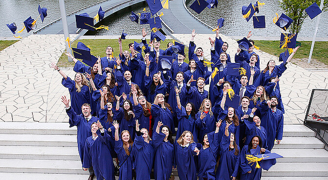 Image of a group of students graduating from Rotterdam School of Management. The image celebrates the achievements of these students and their bright futures.