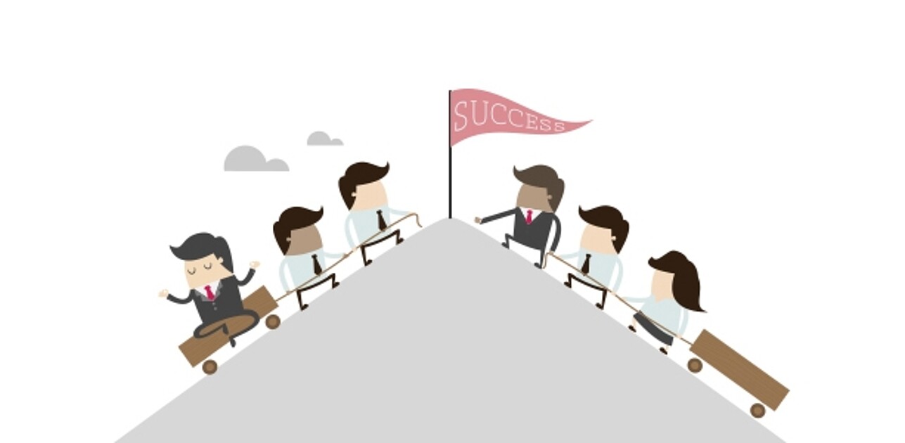 Pyramid illustration with two people on one side burdened by carrying a manager, and on the opposite side, two individuals being guided by a leader.