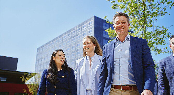student with parents walking on campus of erasmus university