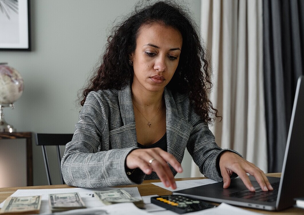 A women using a calculater